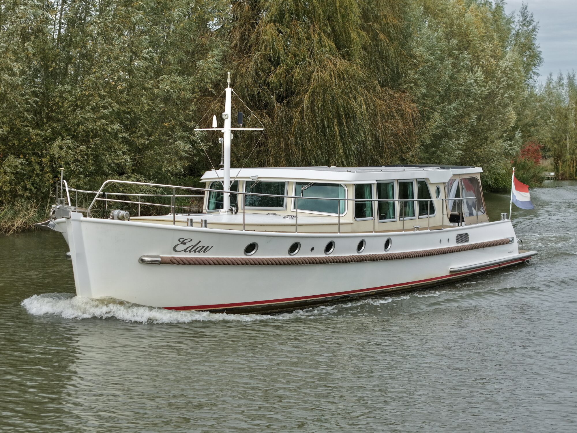 foto: 99 Serious Yachts Serious Yachts Gently Low Bridge 45 Sedan