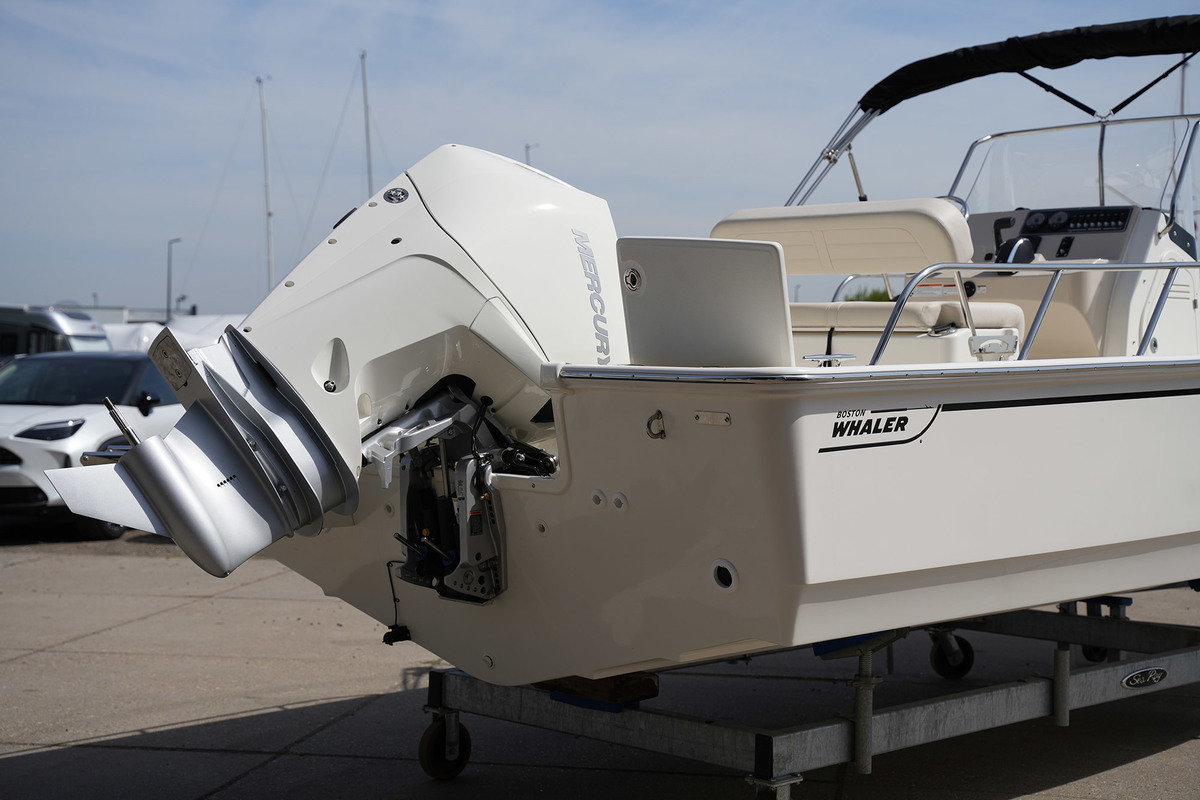 foto: 34 Boston Whaler 210 Montauk