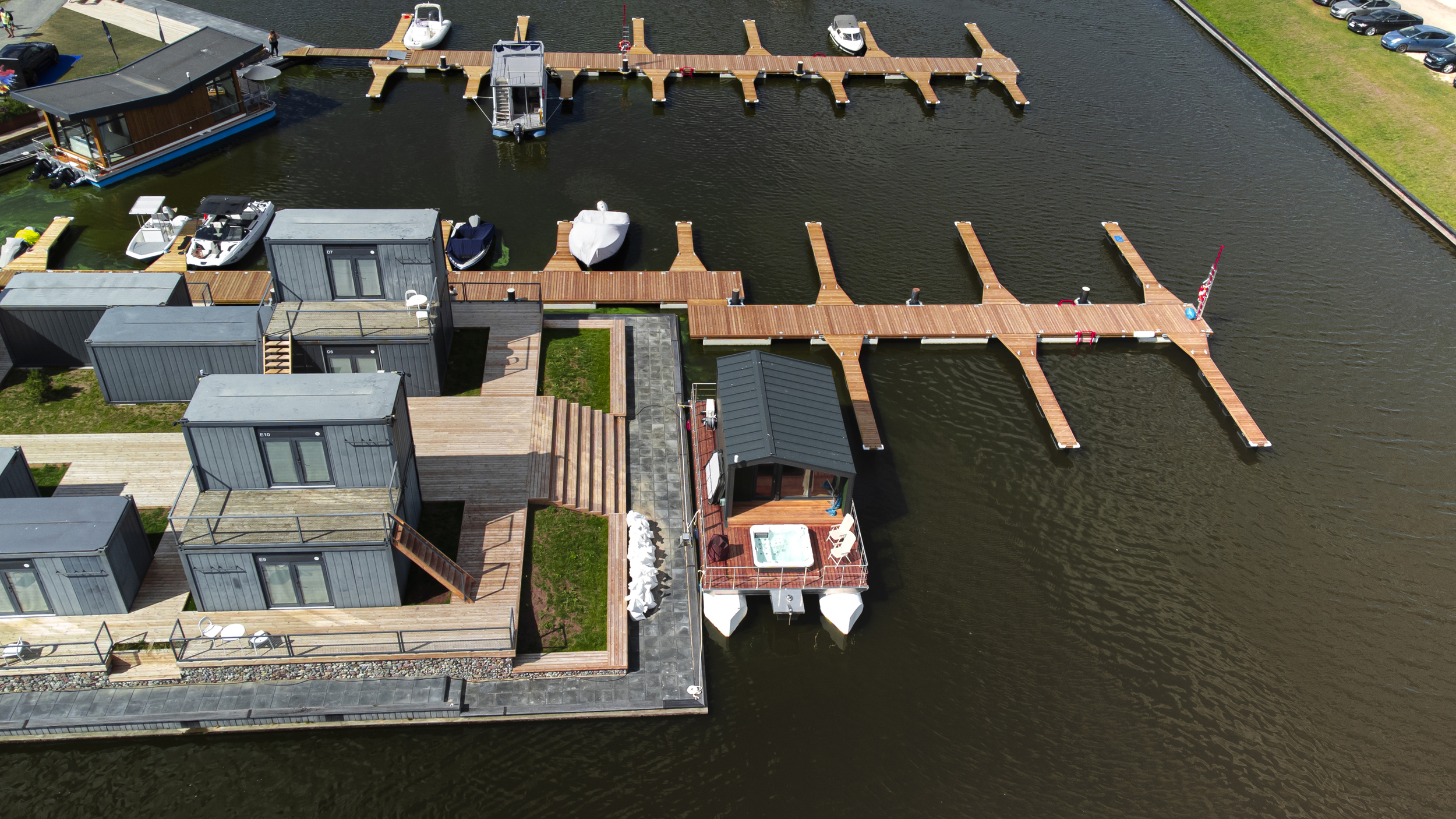 foto: 11 Twin M-Cabin Houseboat