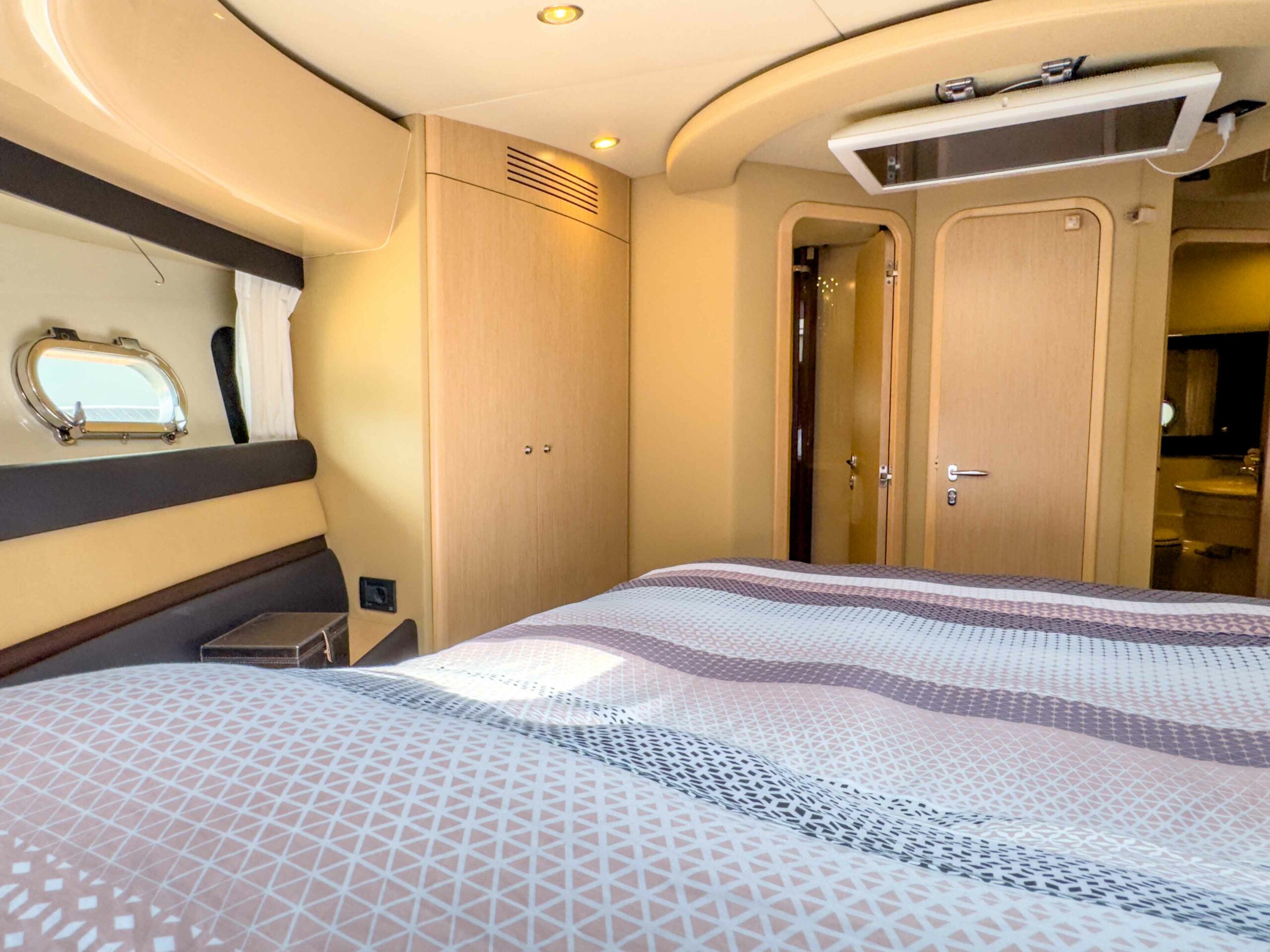 foto: 29 Ferretti Yachts 550