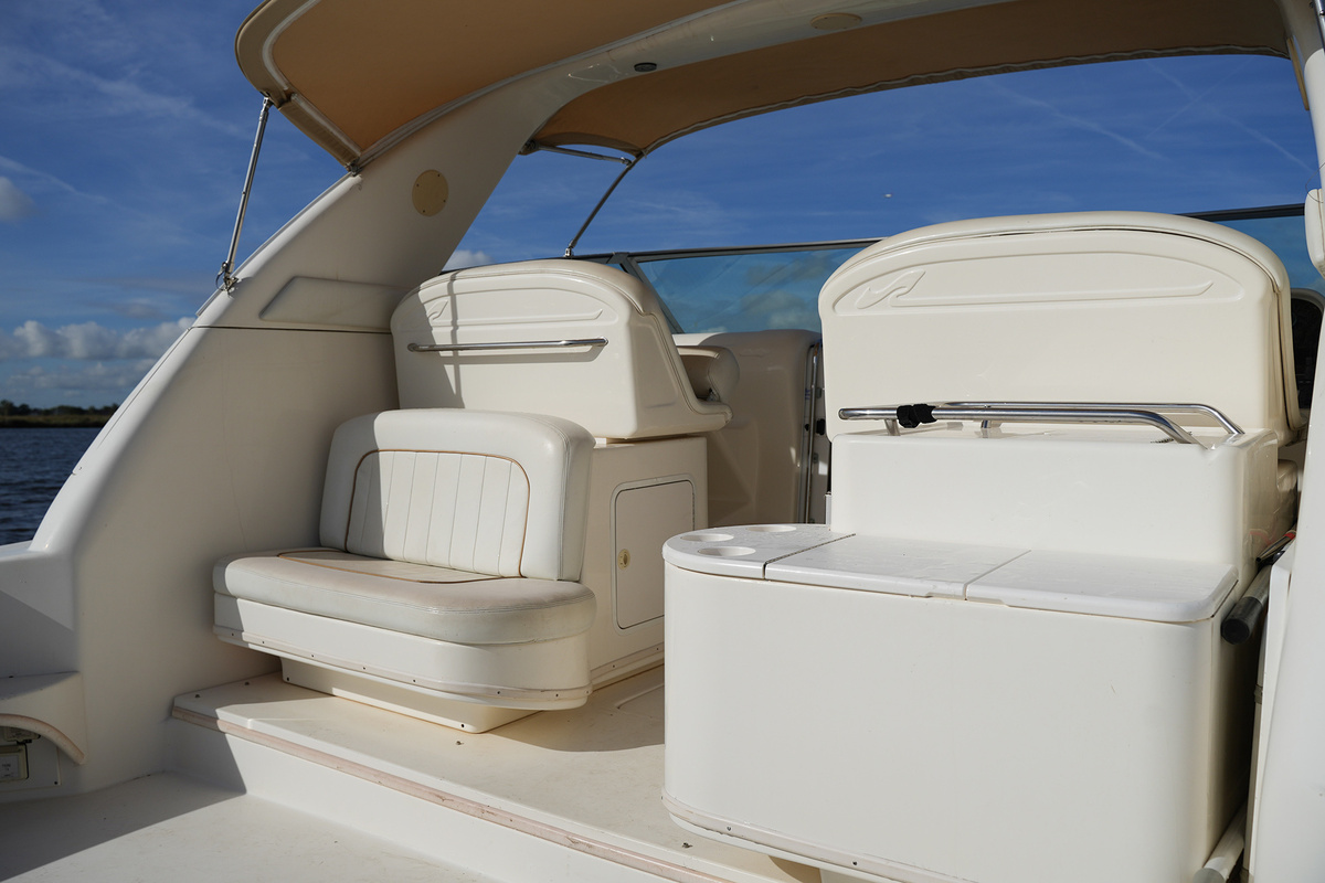 foto: 28 Sea Ray 330 Express Cruiser