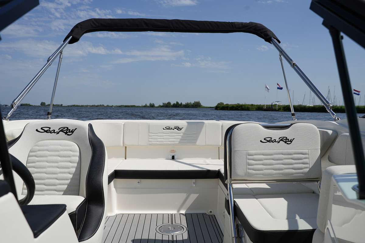 foto: 30 Sea Ray 210
