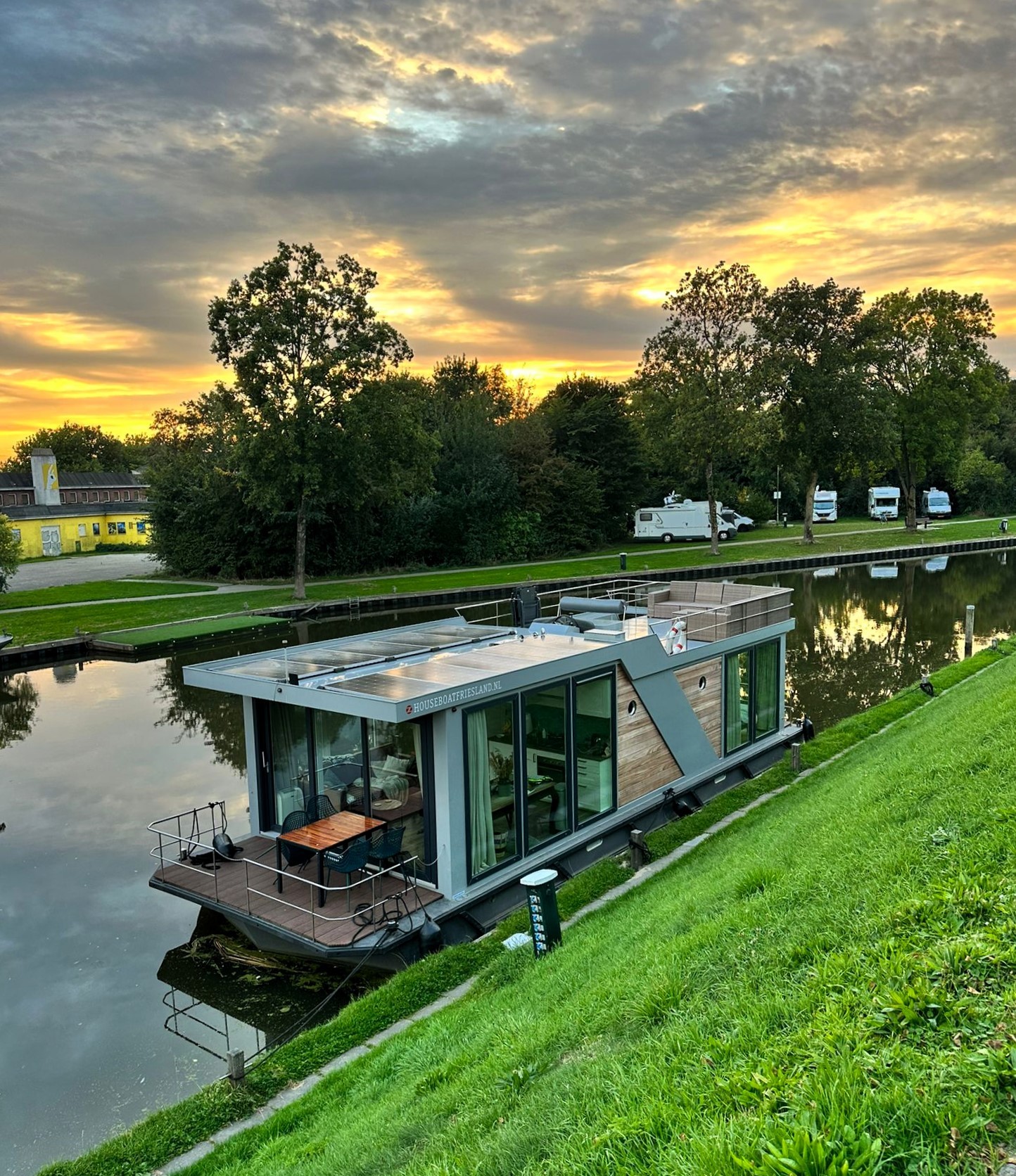 foto: 26 Houseboat Friesland 12.75 X 4.50 (inboard Engine)