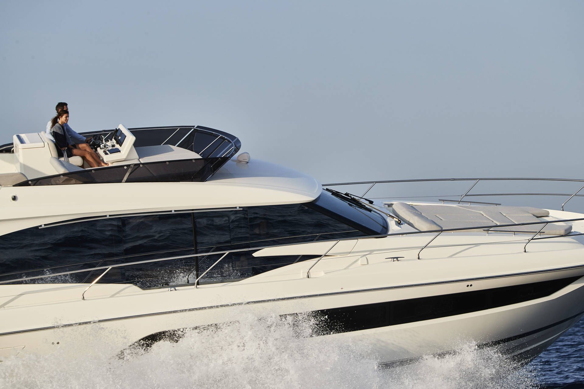 hoofdfoto: 1 Prestige 590 flybridge #129