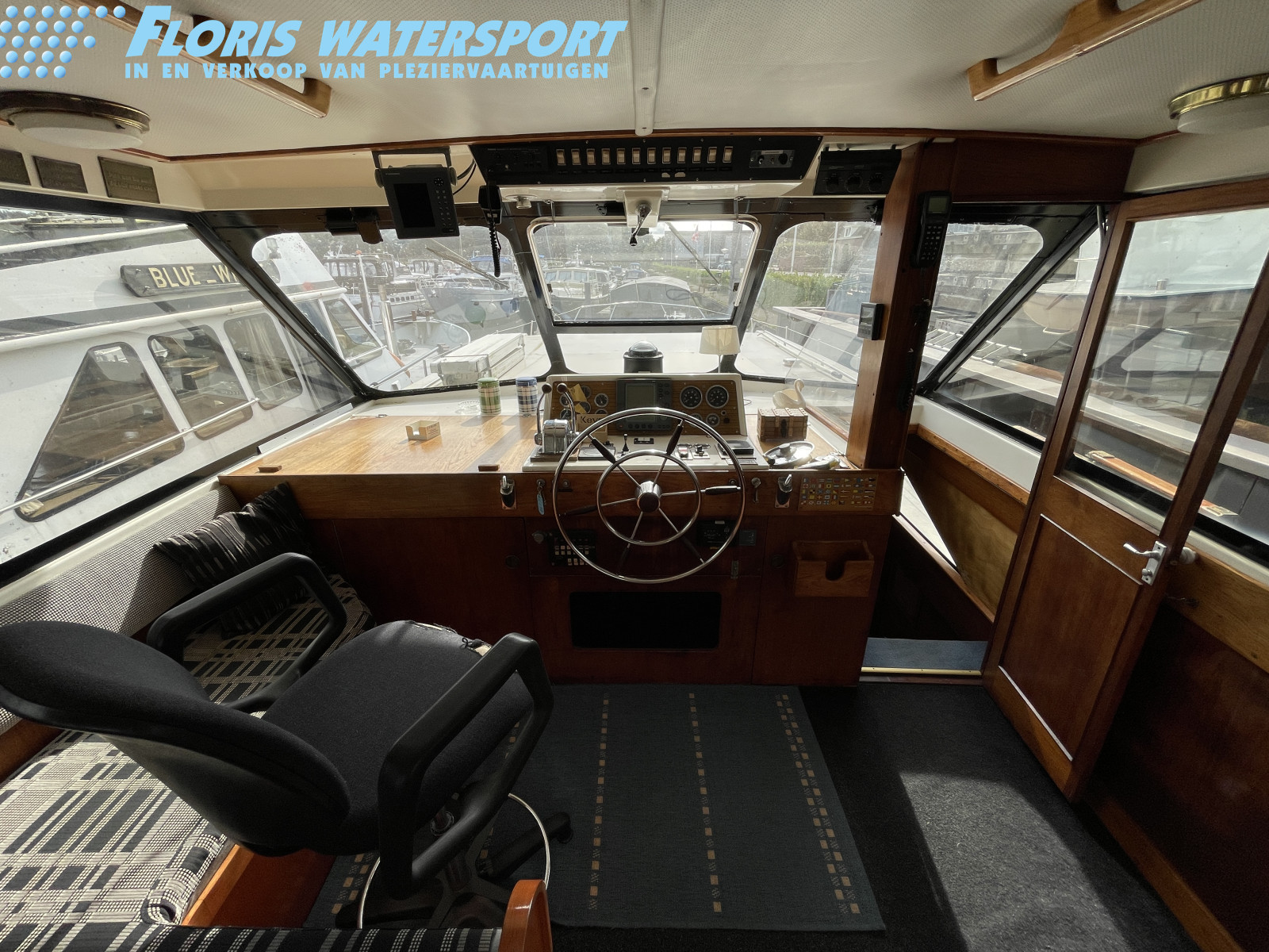 foto: 31 Trojan  44 Pilothouse