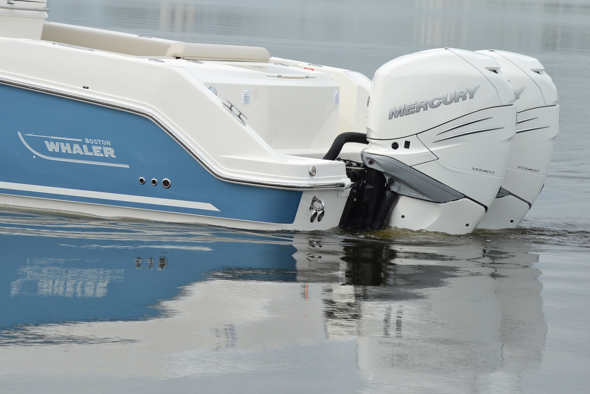 foto: 25 Boston Whaler 330 Outrage