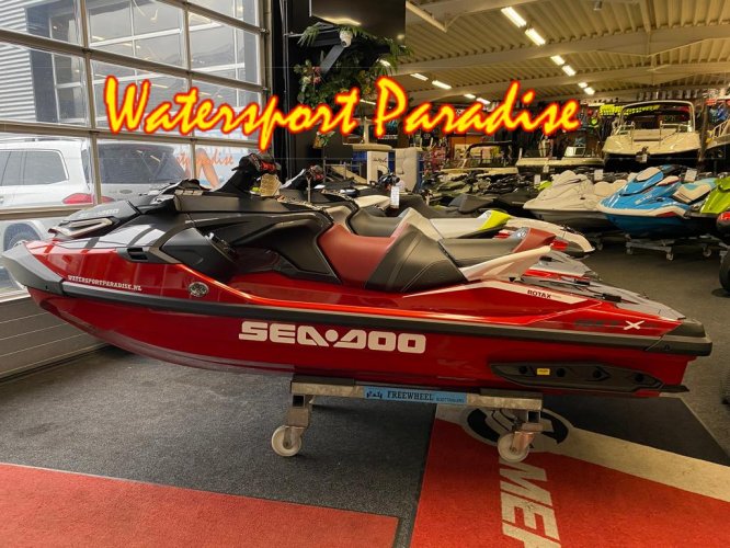 foto: 6 Sea-Doo RXT-X 325 Fiery Red Tech Package