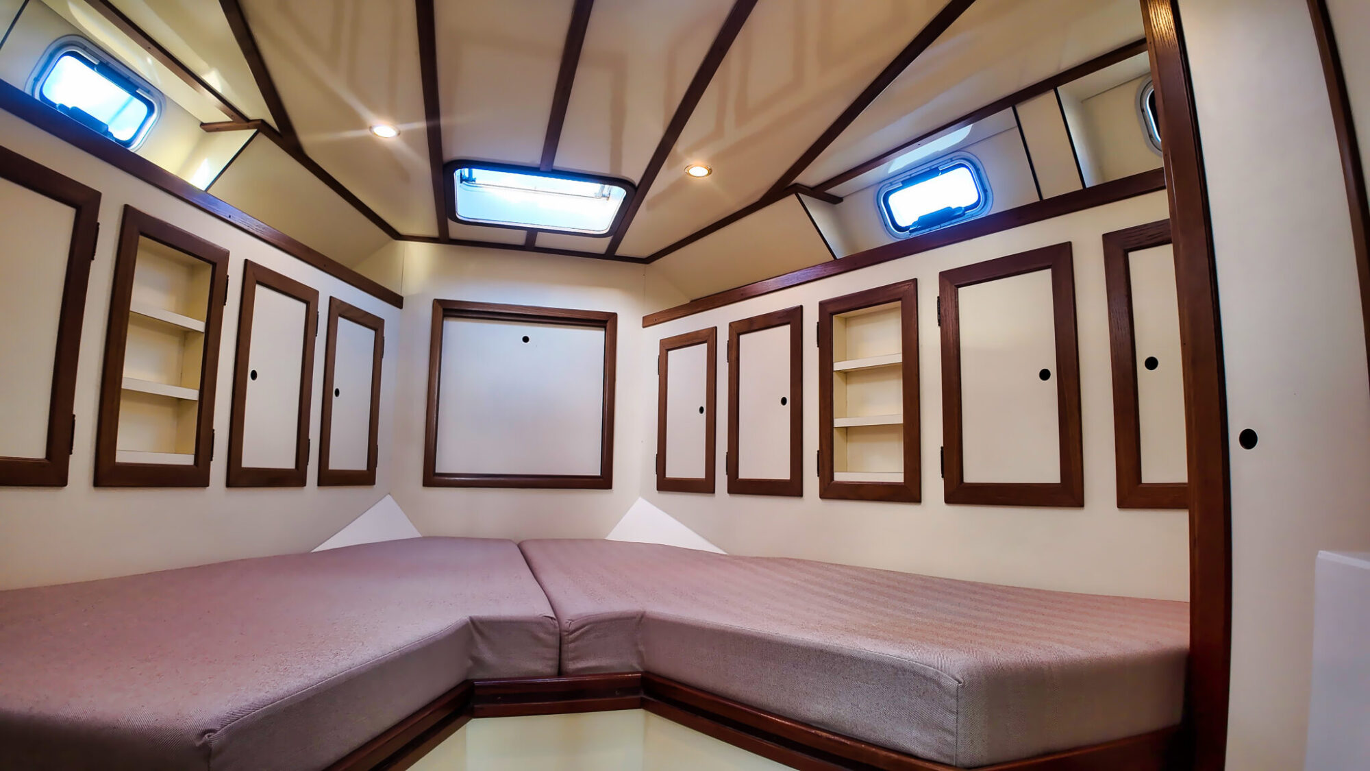 foto: 24 Bruce Roberts Bruce Roberts Euro 12.00 Flybridge