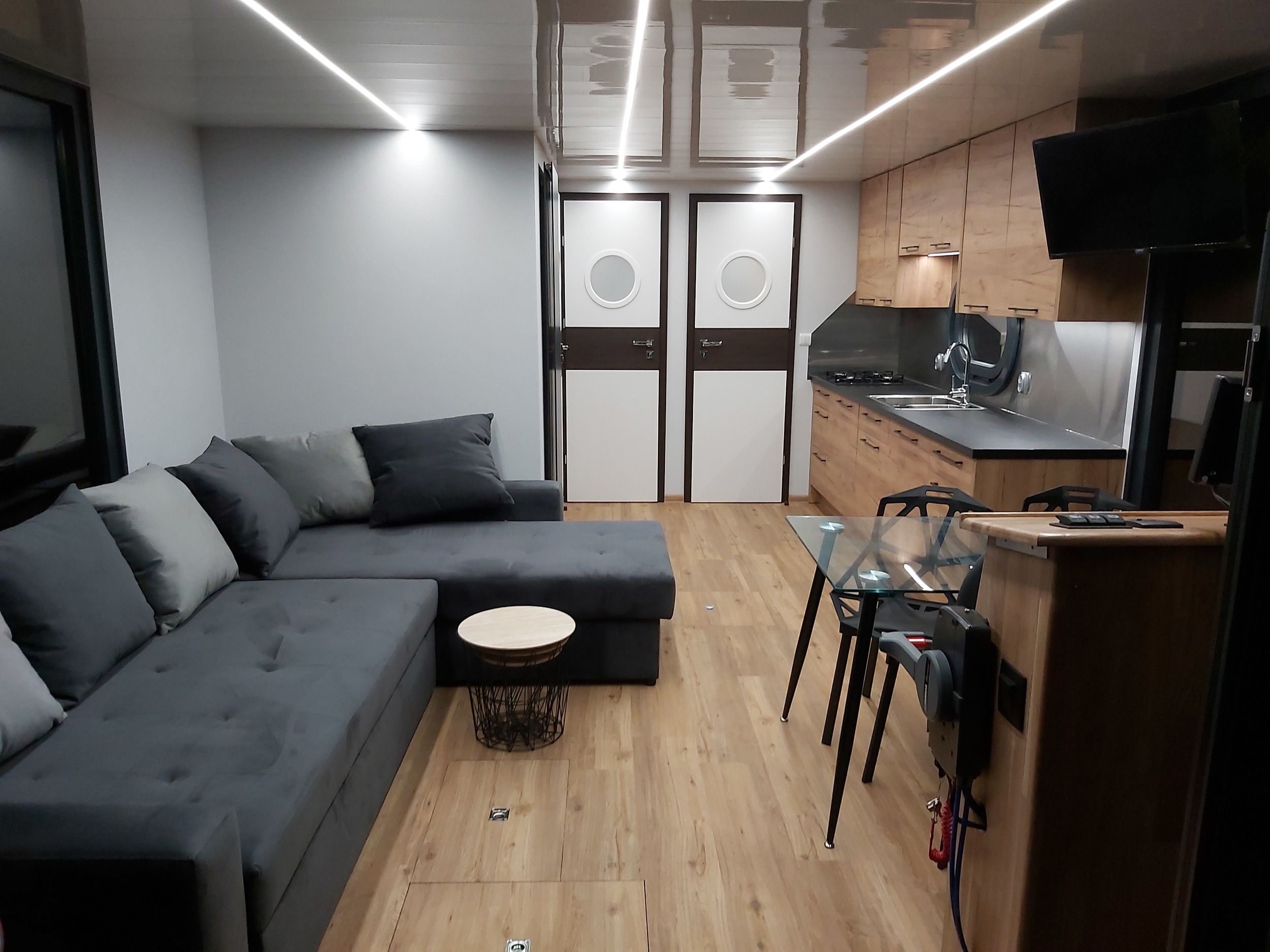foto: 34 Campi 400 Houseboat
