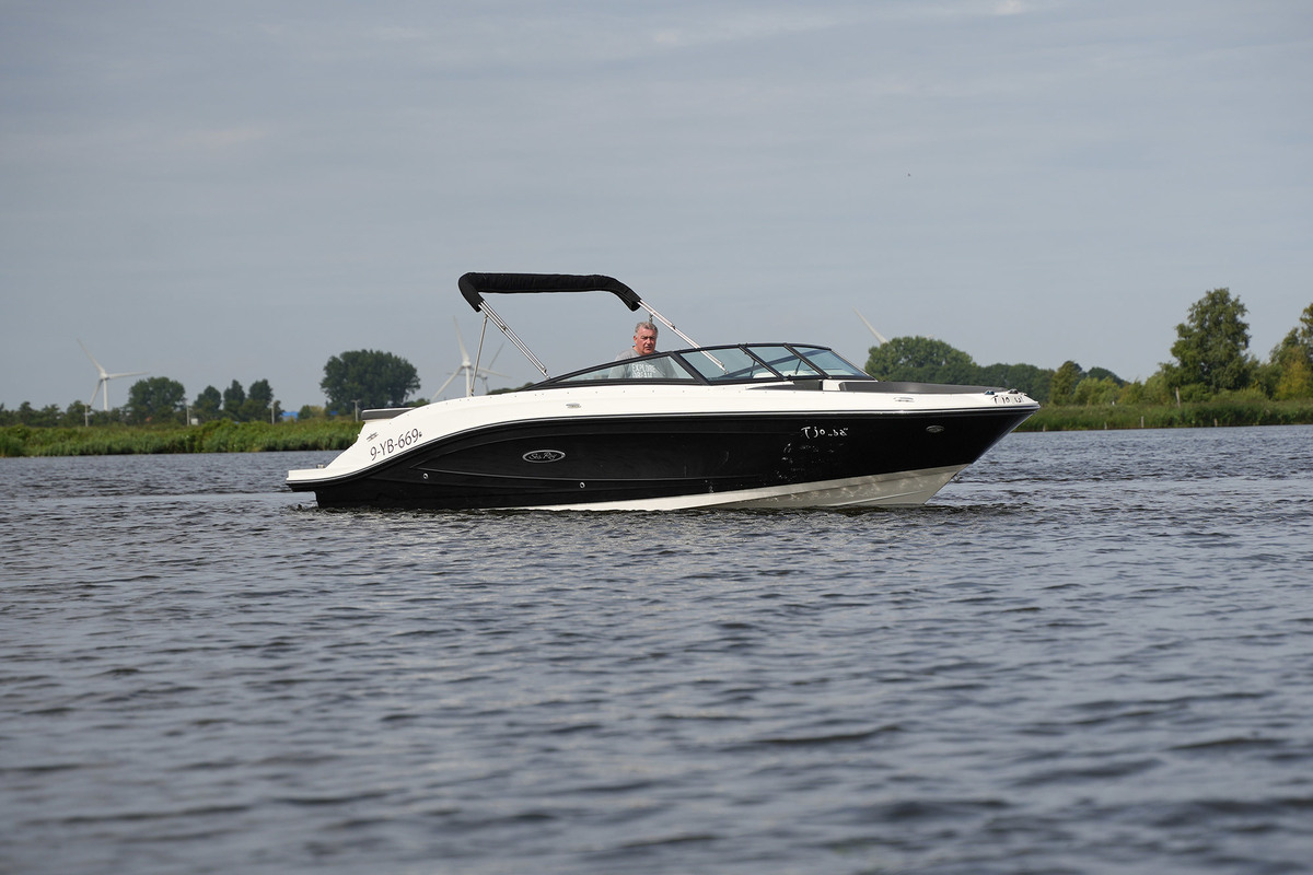 foto: 32 Sea Ray  SPX 230