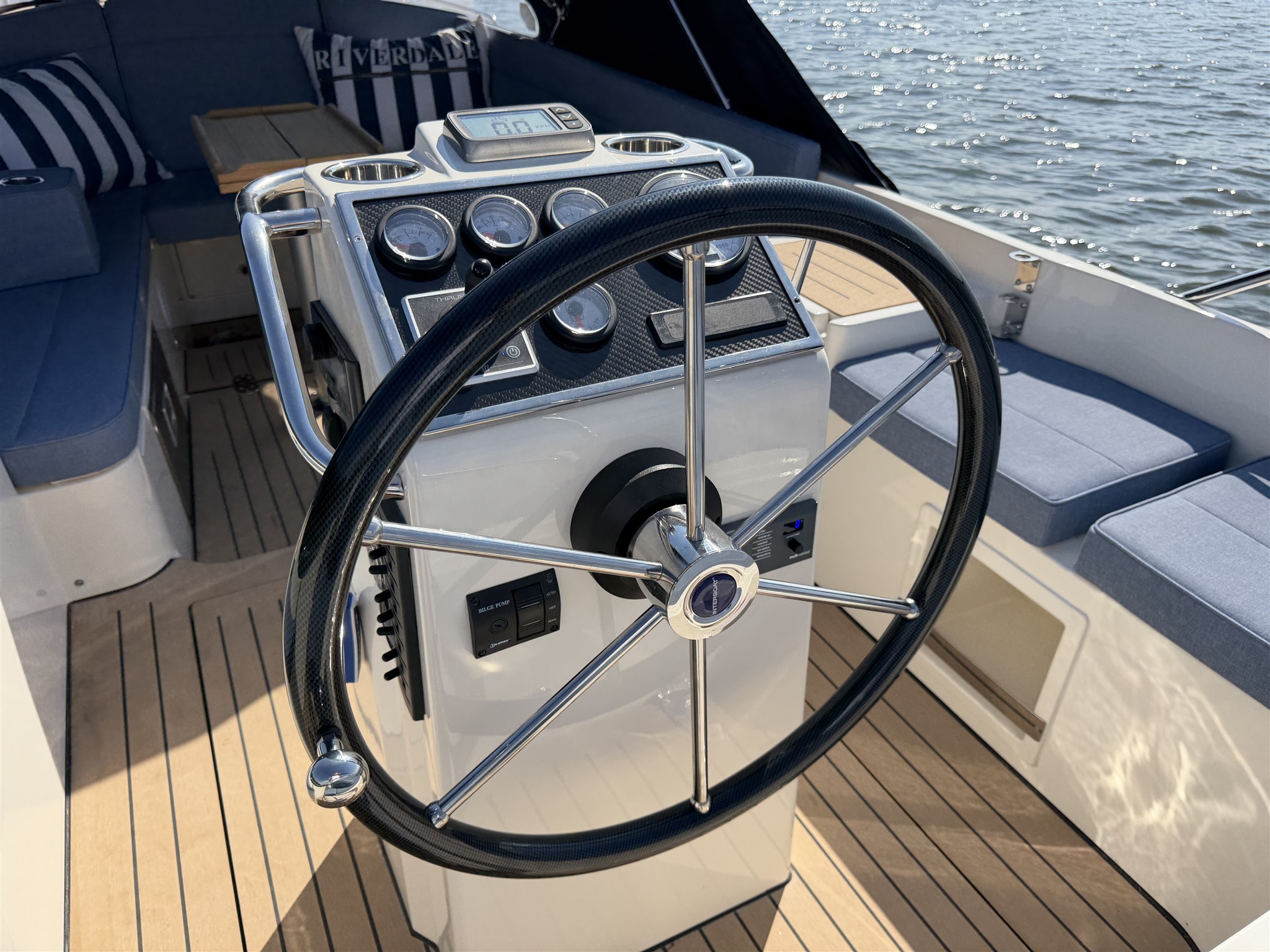 foto: 25 Interboat Intender 750 Cabin