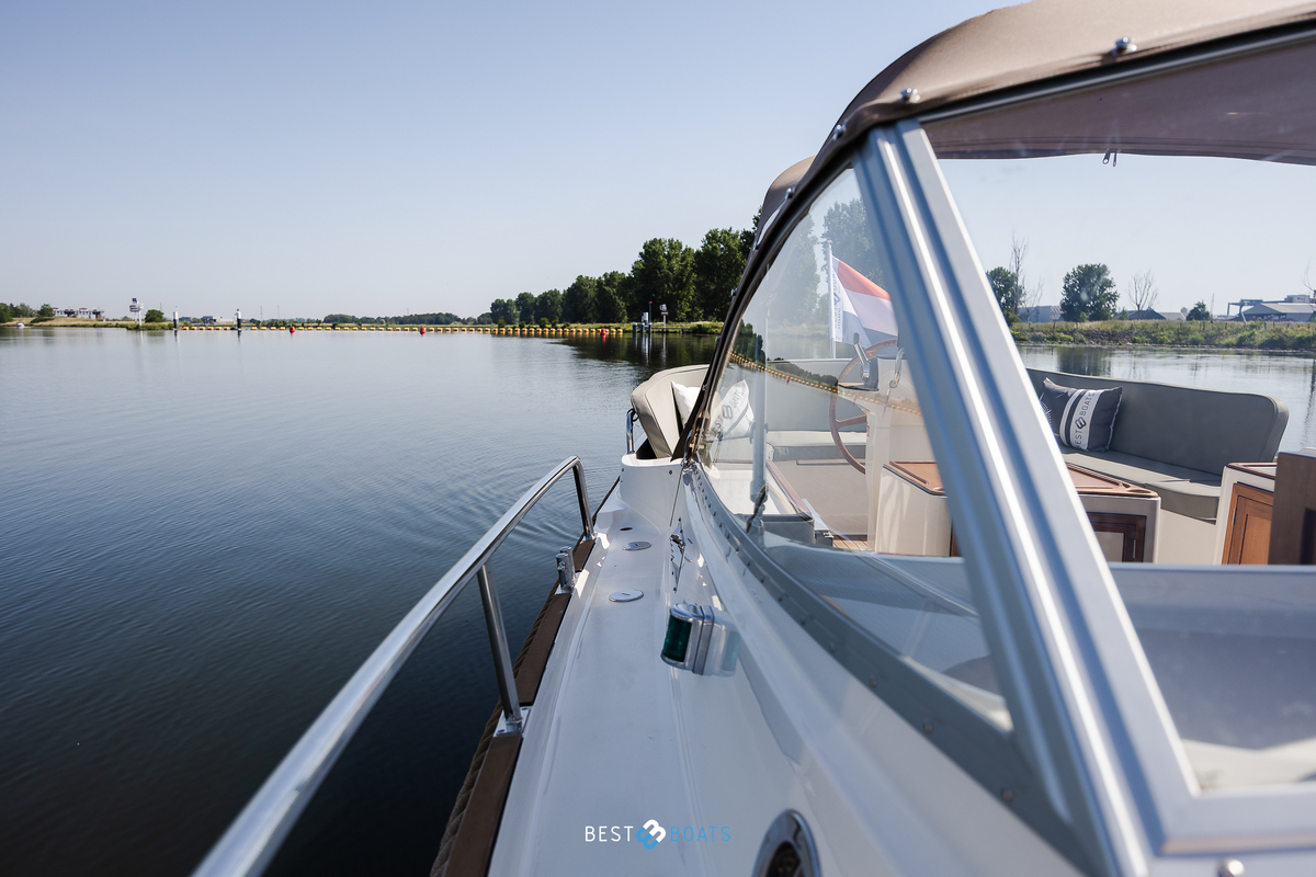 foto: 12 Interboat Intercruiser 27 Cabin