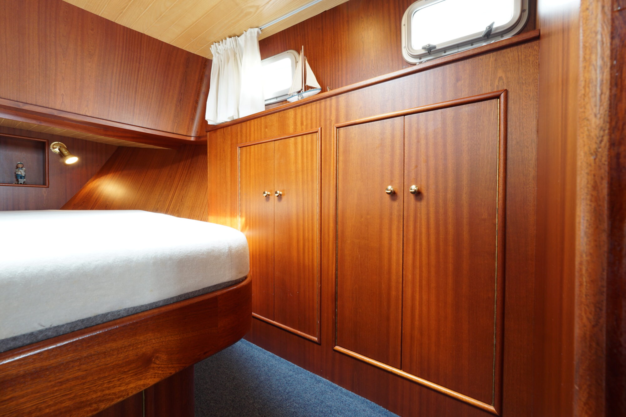 foto: 32 Crown yachts Crown Kruiser 10.90 ZLK Spiegeldeur