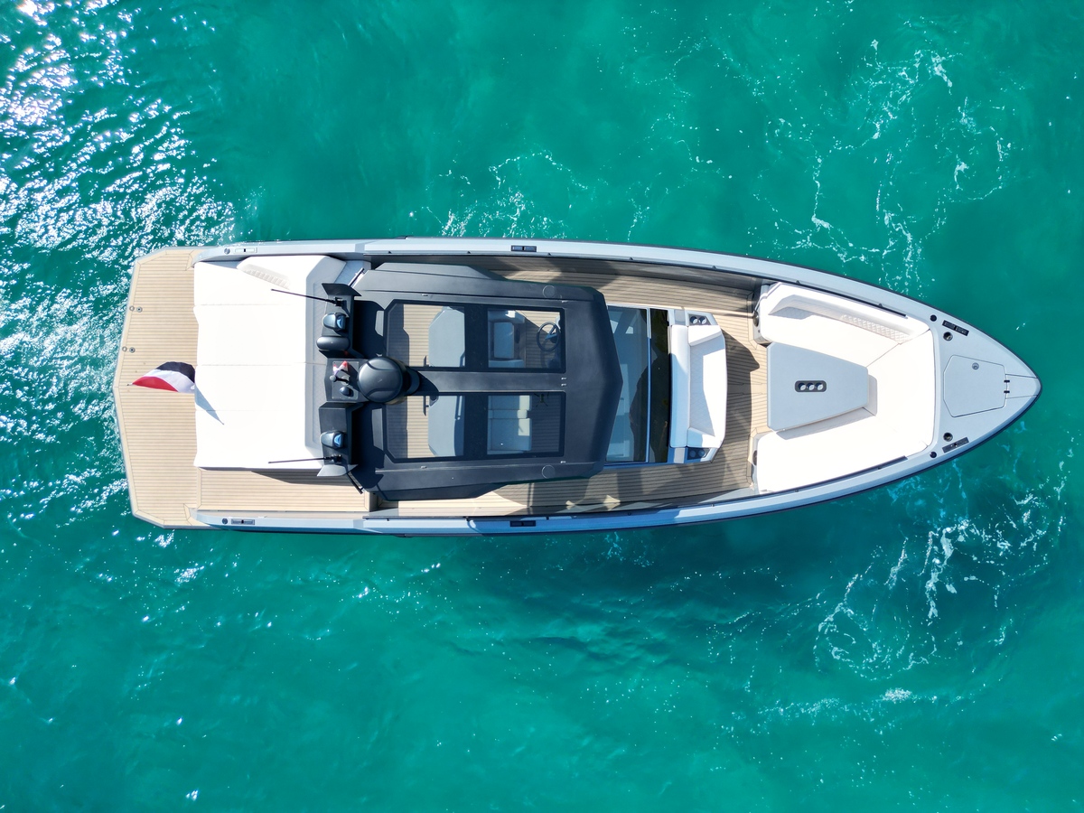 foto: 9 Vanquish  40 Sports Line