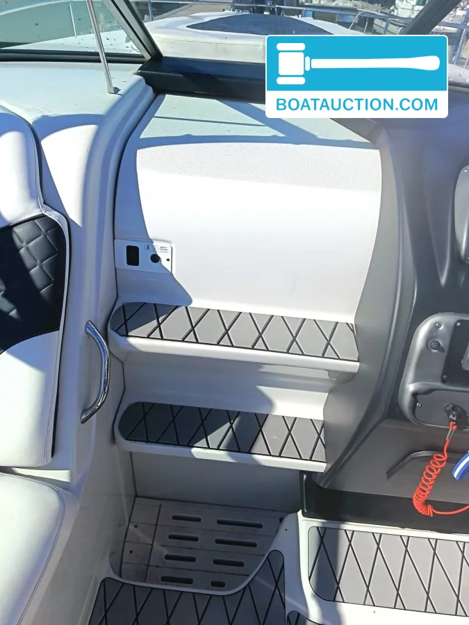 foto: 8 Crownline 315 SCR