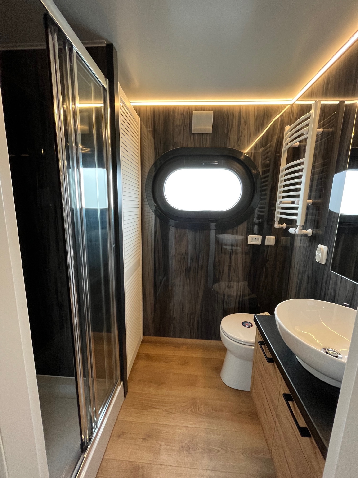 foto: 35 Campi 400 Houseboat