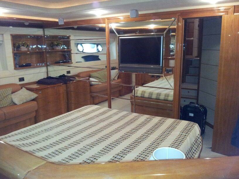 foto: 10 Ferretti  880