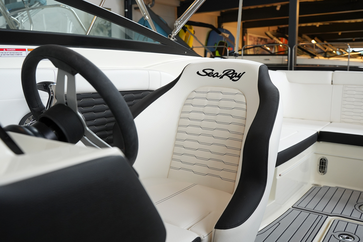 foto: 60 Sea Ray SPX 230 Outboard