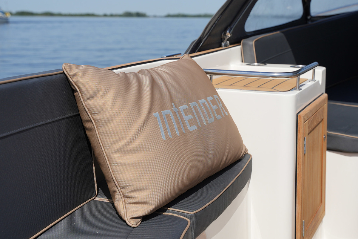 foto: 32 Interboat Intender 820