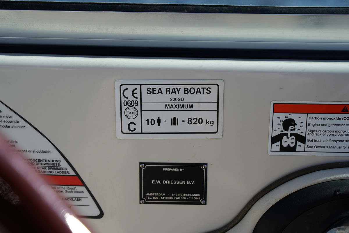 foto: 33 Sea Ray 220 Sundeck