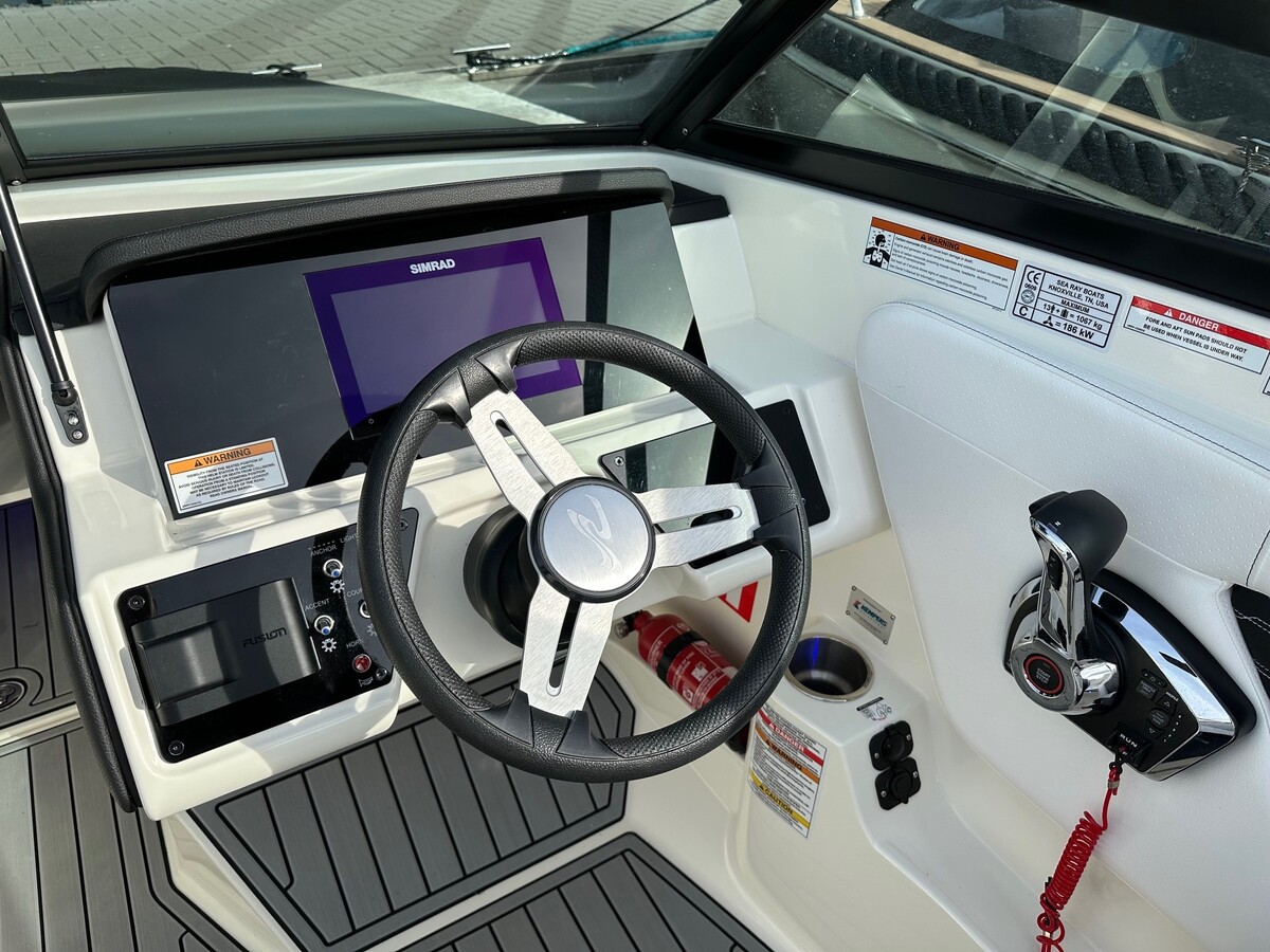 foto: 61 Sea Ray SPX 230 Outboard