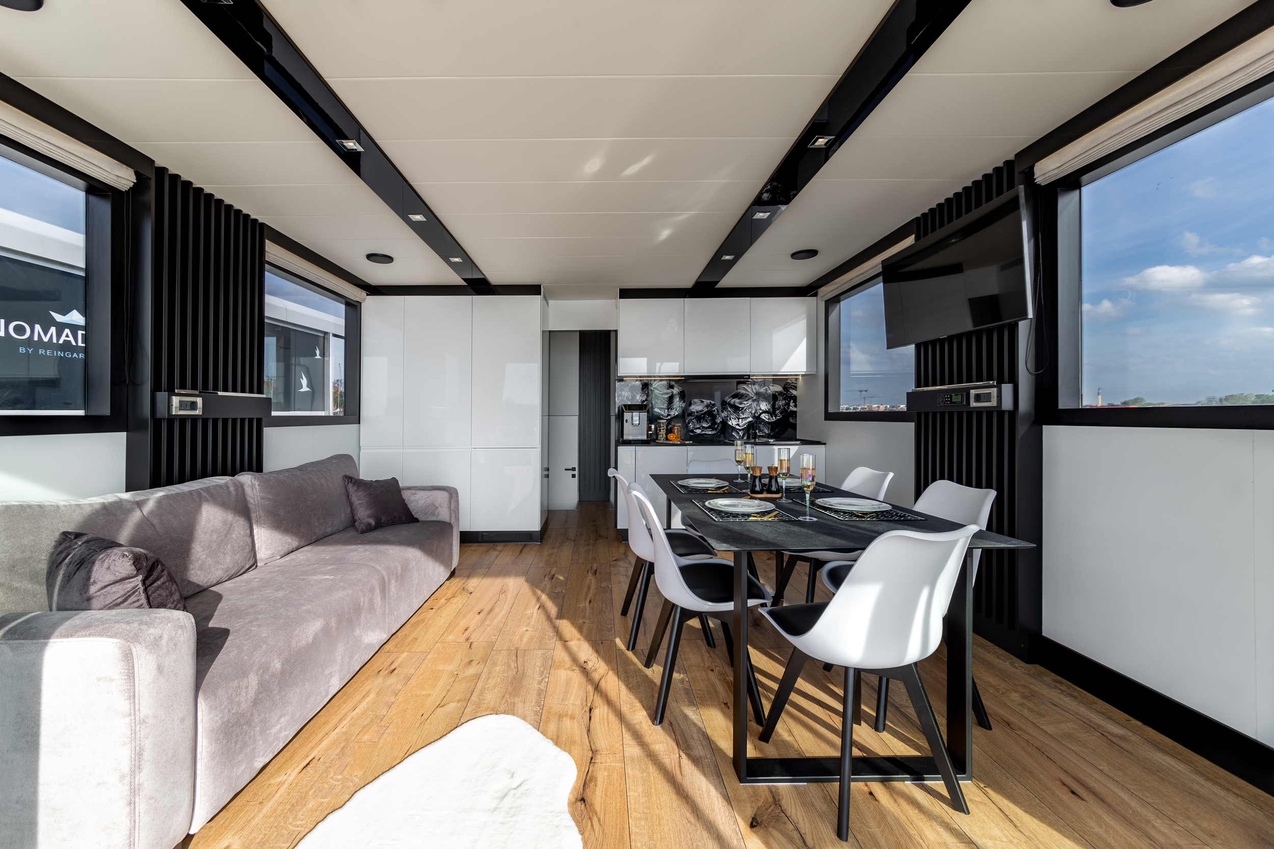 foto: 22 Nomadream Cat-House 1200 Double Decker Houseboat