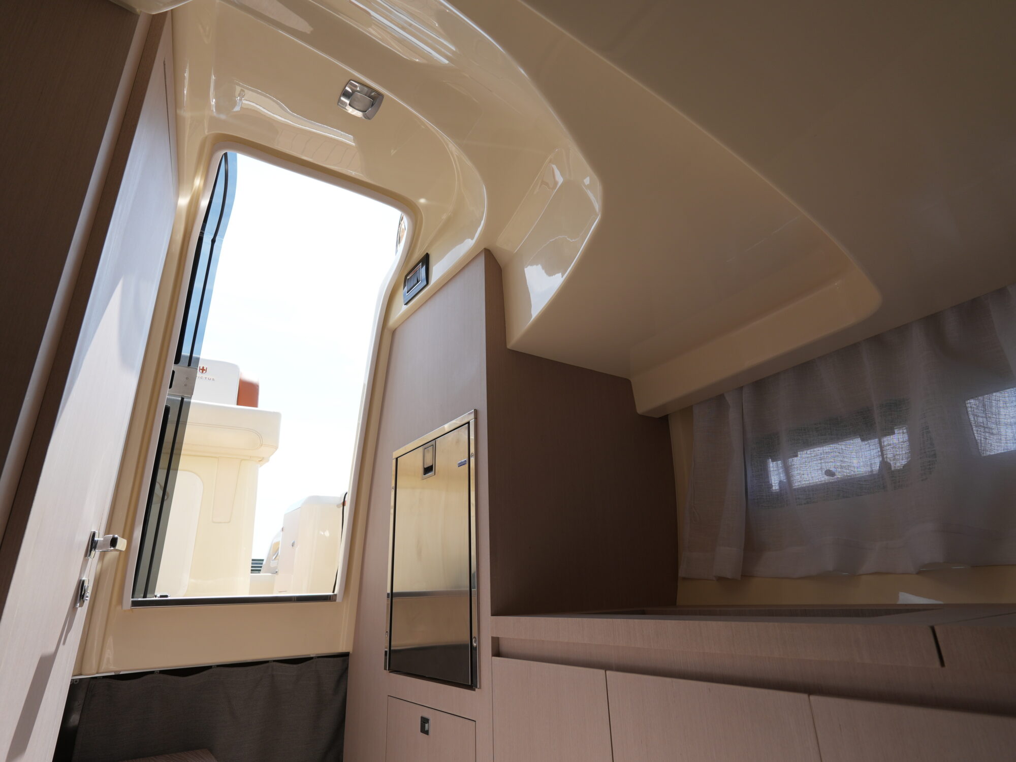 foto: 48 Invictus Invictus 270 CX