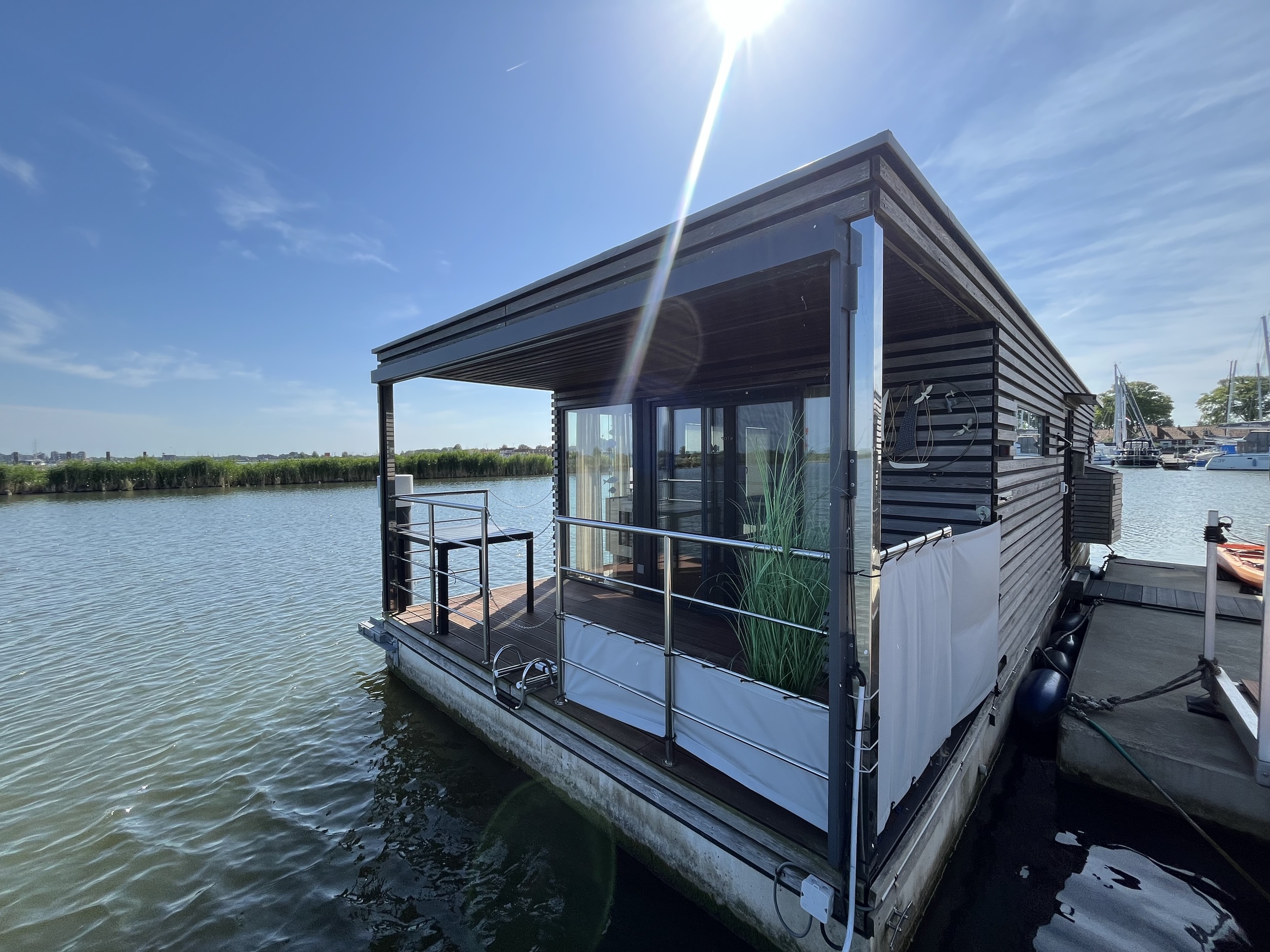 foto: 19 HT4 Houseboat Lelystad Ligplaats