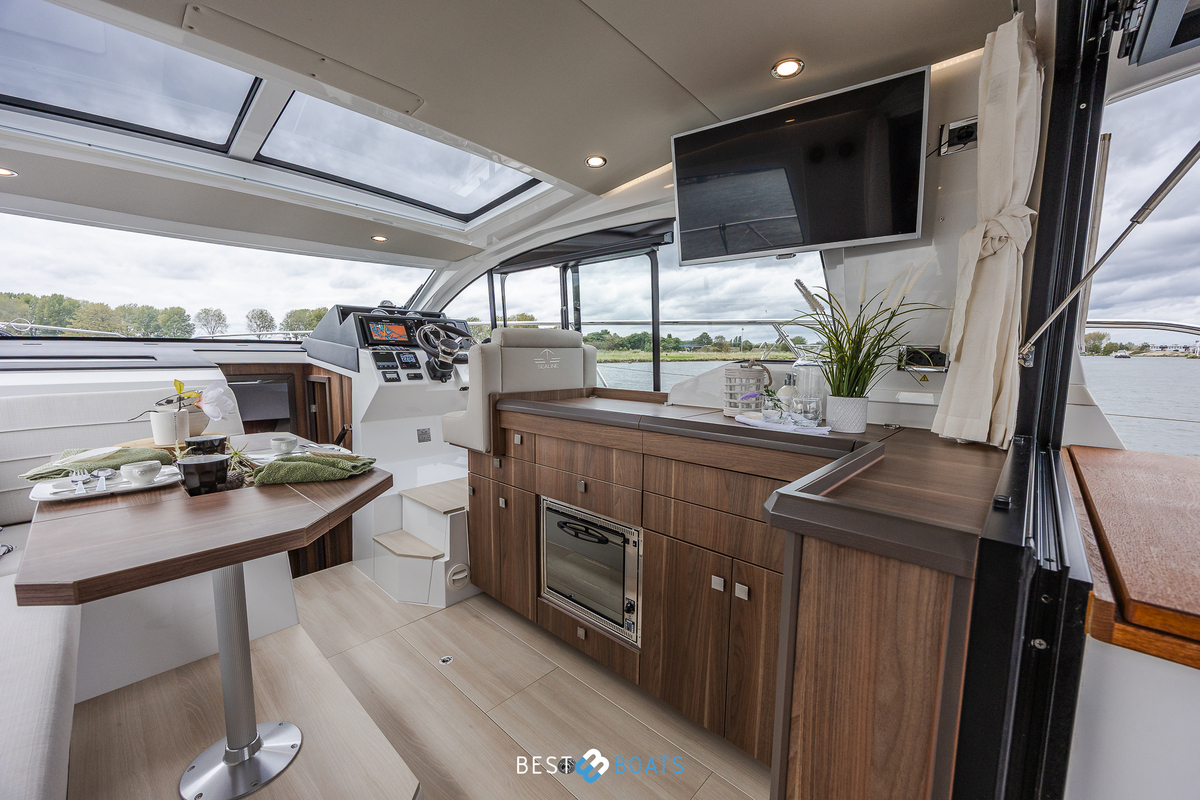 foto: 28 Sealine C330