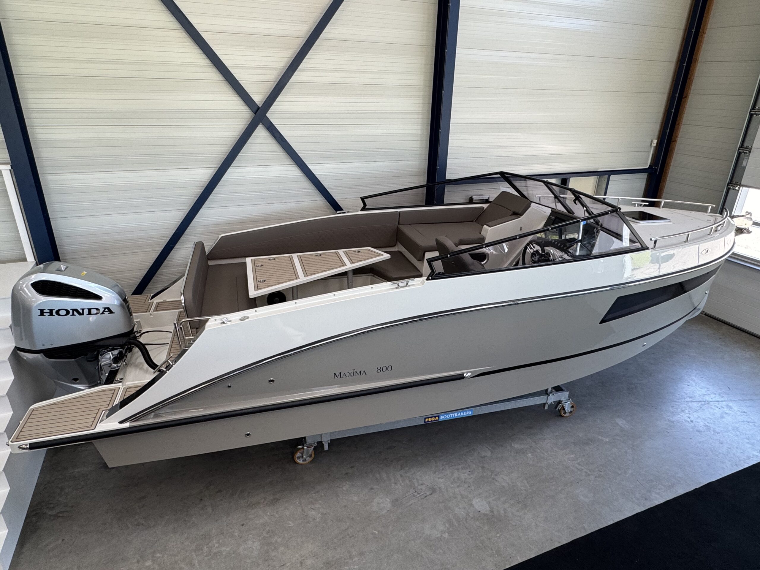 foto: 10 Maxima 800 Cabin (op voorraad)