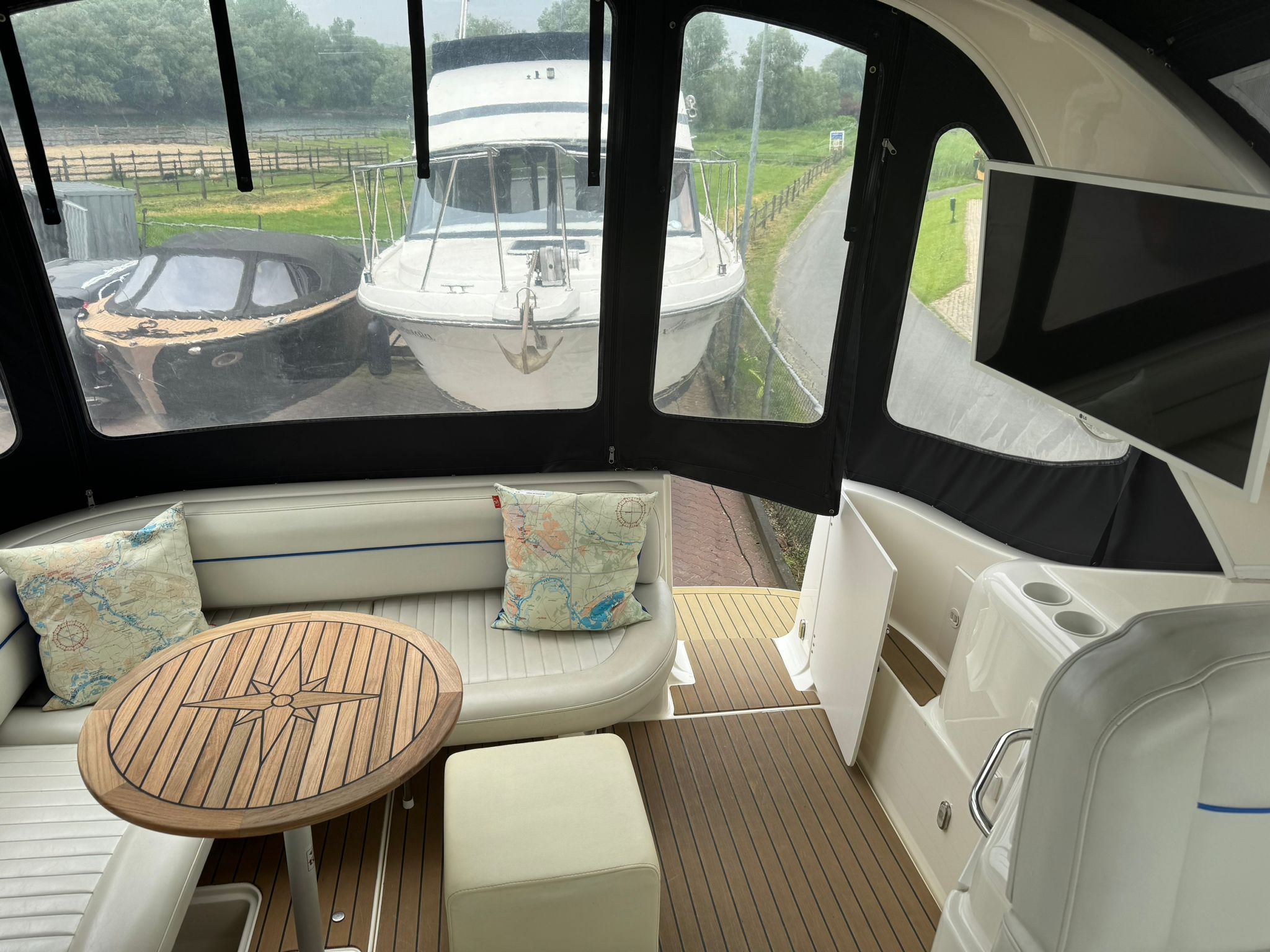 foto: 7 Bayliner  305