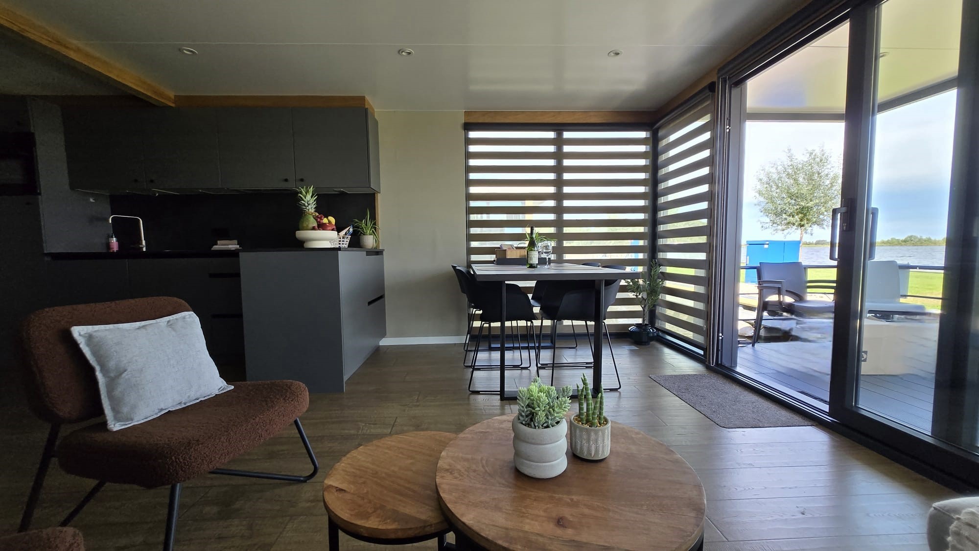 foto: 32 Castalia Evt. Met Koopligplaats Special Houseboat 1460 X 500