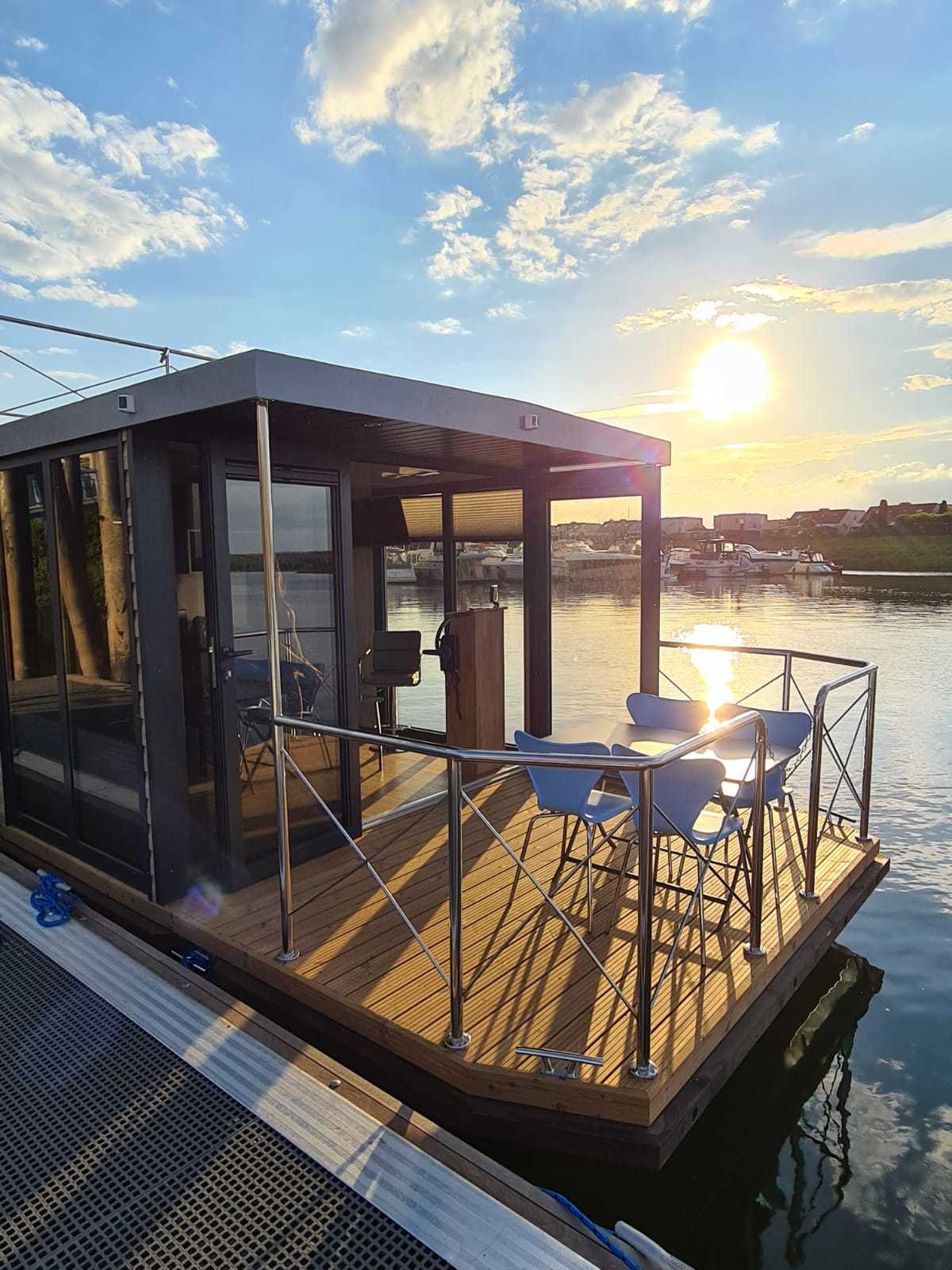 foto: 47 Campi 300 Houseboat