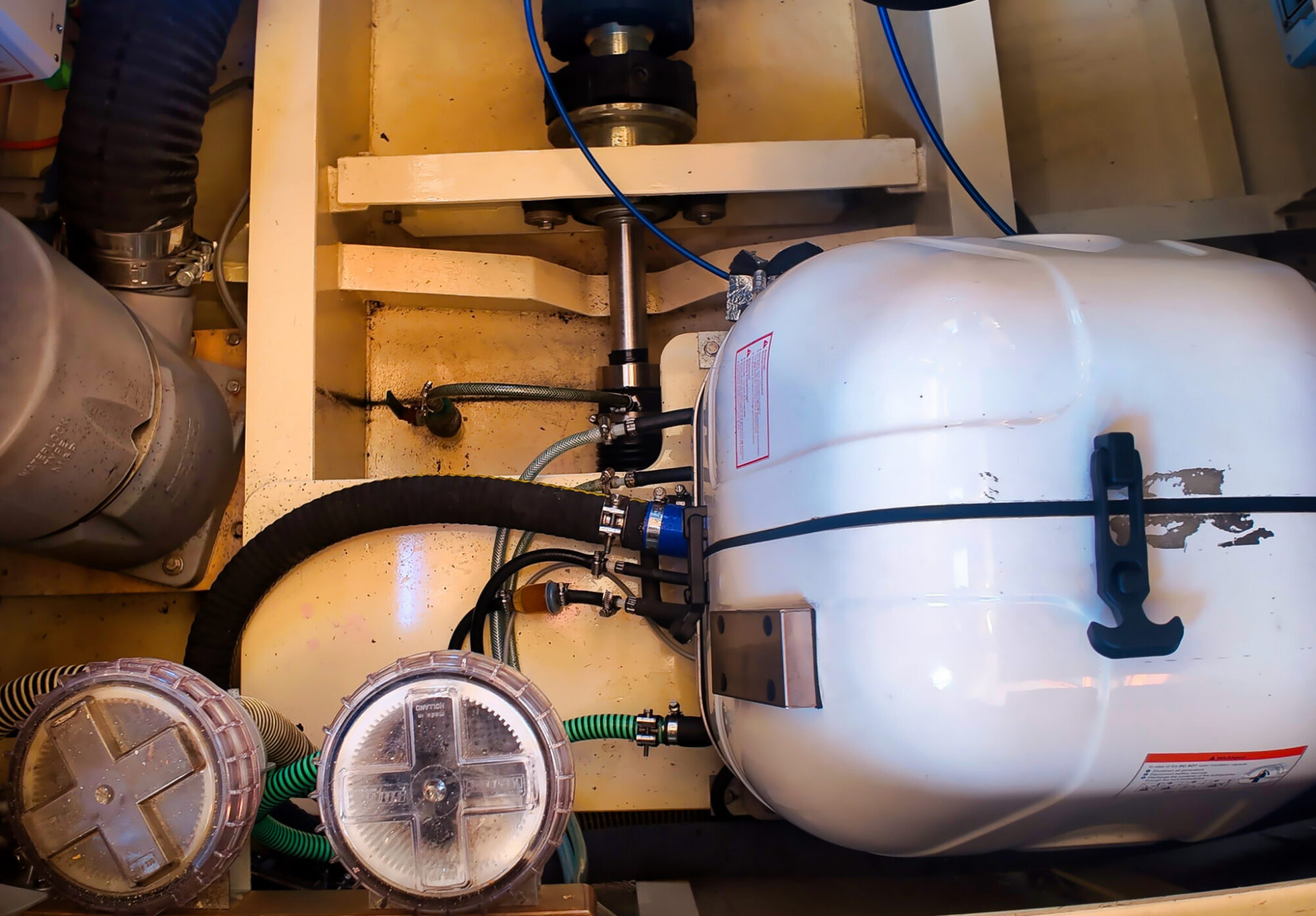 foto: 27 Bruce Roberts Bruce Roberts Euro 12.00 Flybridge