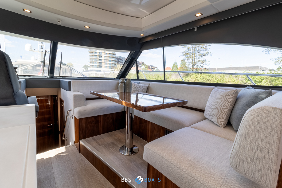 foto: 33 Riviera 4600 SPORT YACHT-PLATINUM EDITION