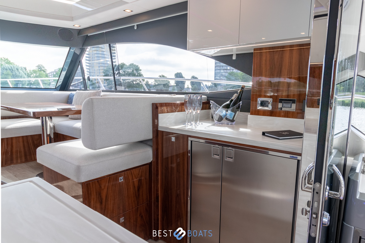 foto: 34 Riviera 4600 SPORT YACHT-PLATINUM EDITION