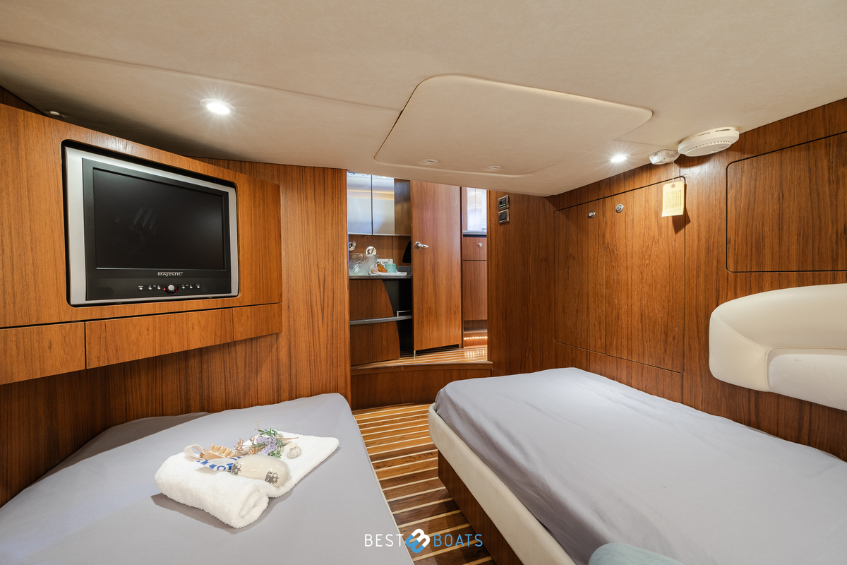 foto: 32 Tiara 4300 Sovran
