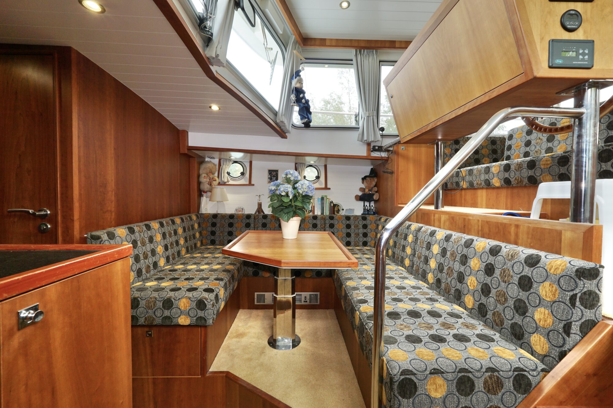foto: 110 Serious Yachts Serious Yachts Gently Low Bridge 45 Sedan