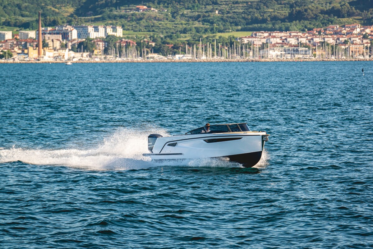 foto: 11 Alfastreet Marine 25 Cabin Evolution - Outboard Series