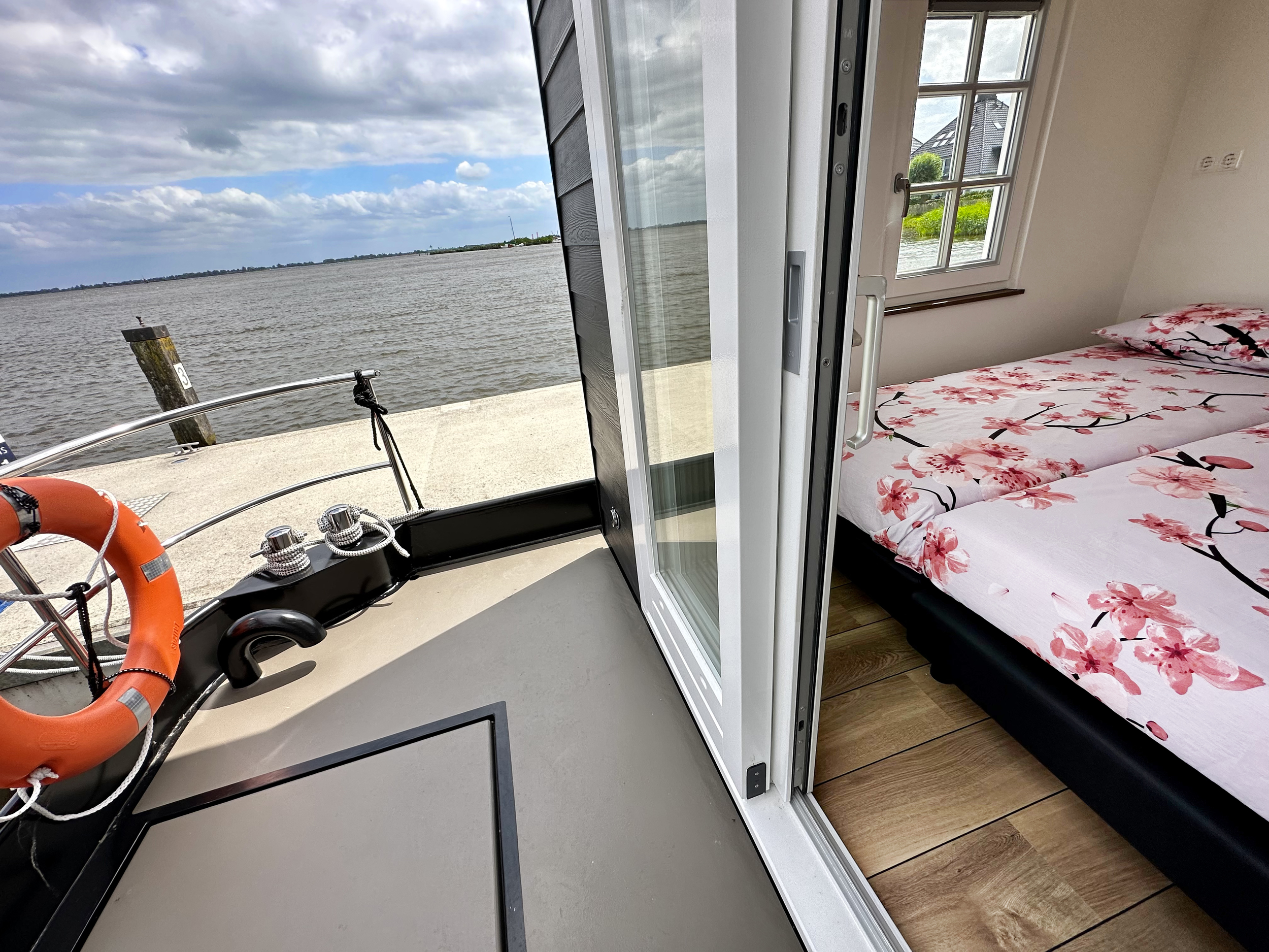 foto: 56 HOMESHIP VaarChalet 1250D Luxe Houseboat