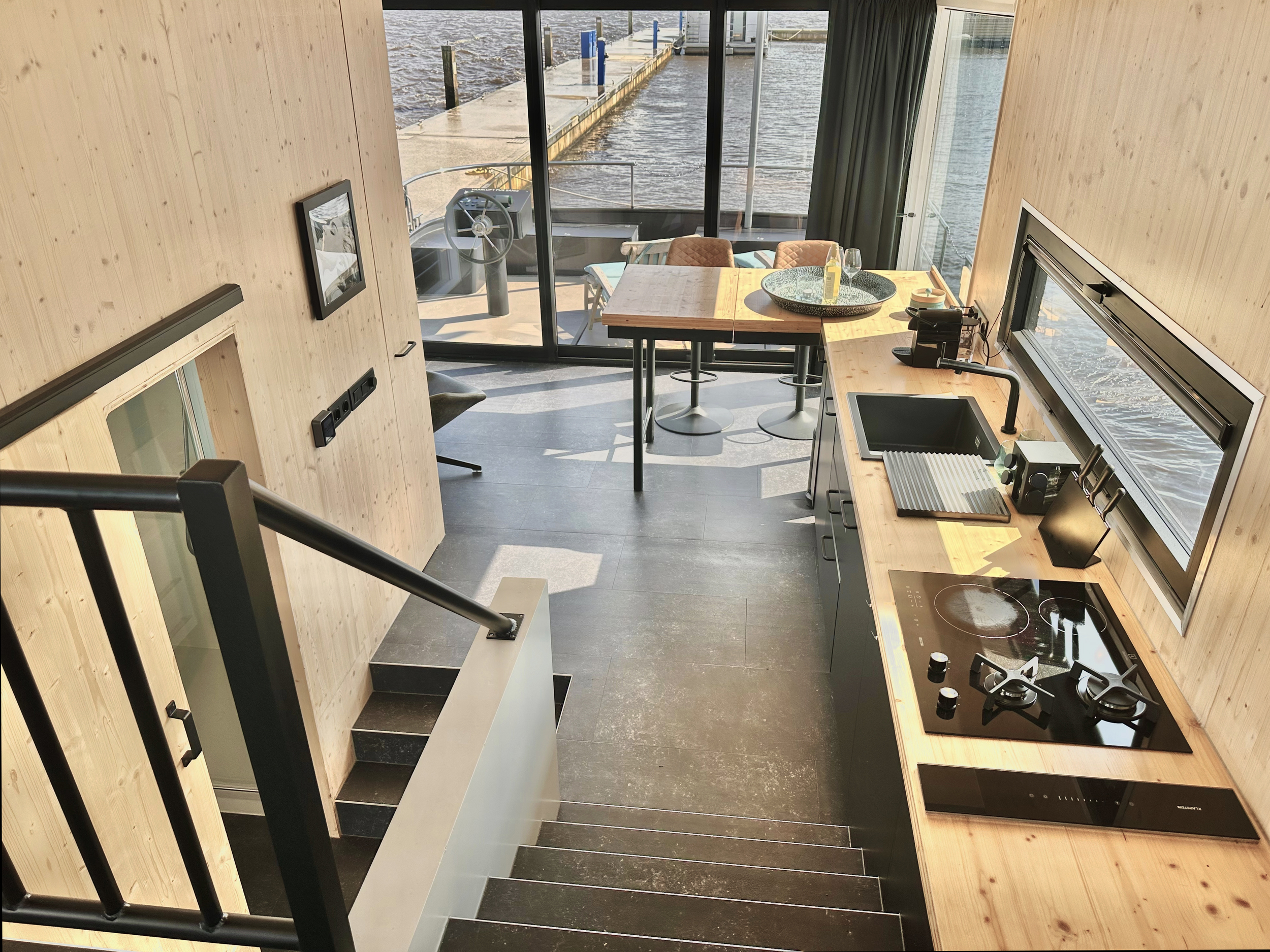 foto: 35 HOMESHIP VaarLoft Volledig Elektrische Houseboat