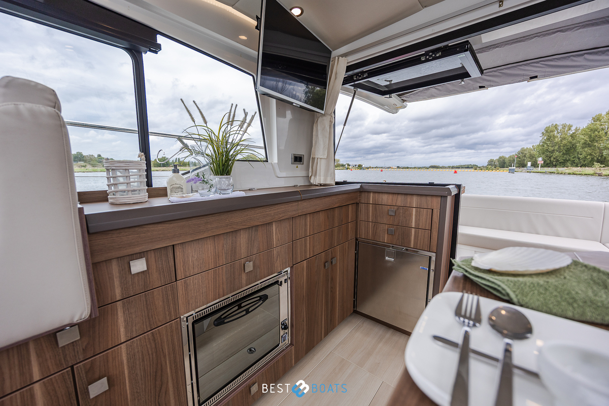 foto: 29 Sealine C330