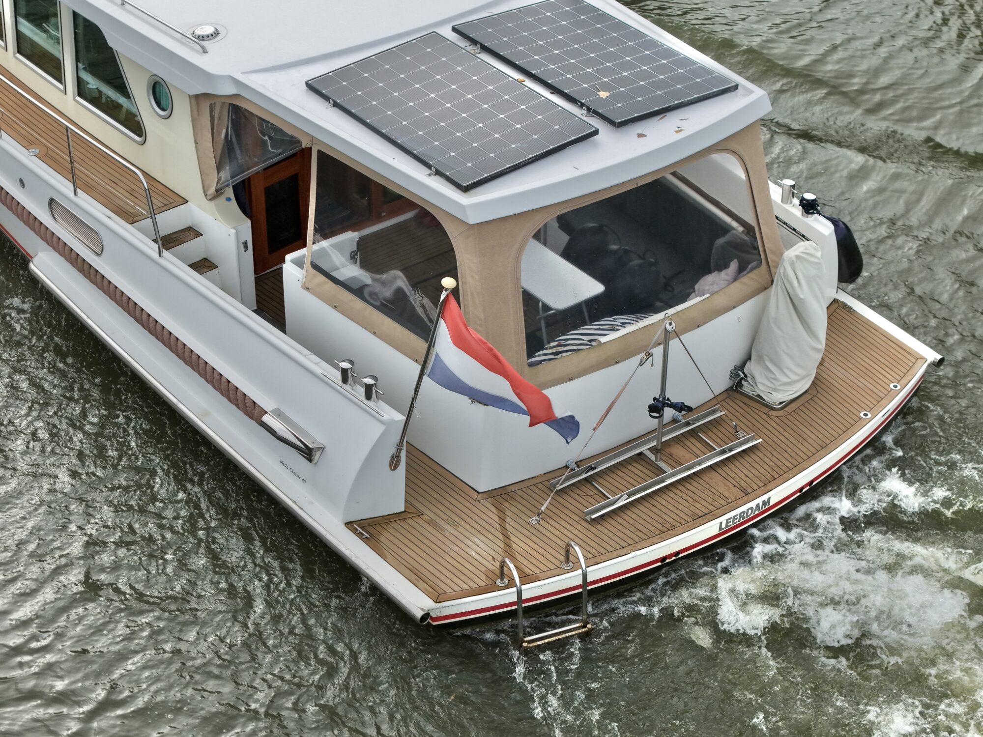 foto: 111 Serious Yachts Serious Yachts Gently Low Bridge 45 Sedan