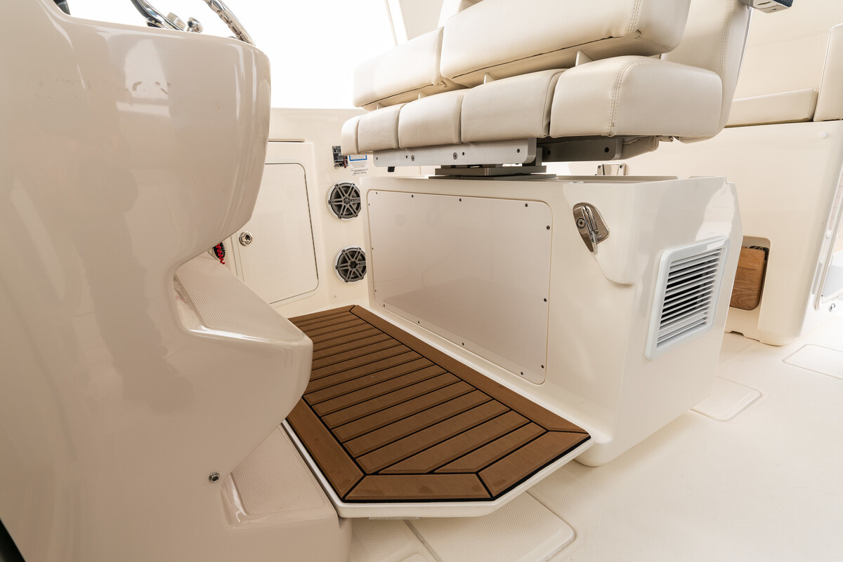 foto: 38 Boston Whaler 380 Realm