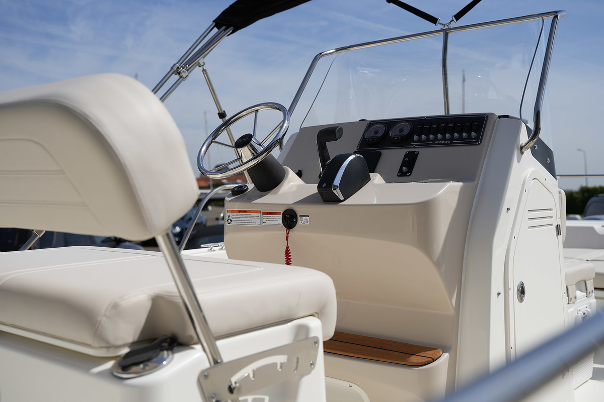 foto: 37 Boston Whaler 210 Montauk
