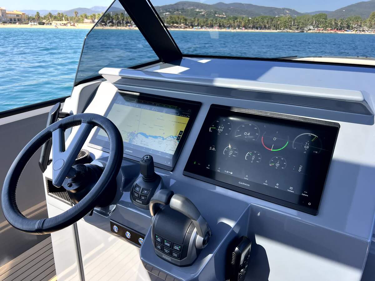 foto: 10 Vanquish  40 Sports Line