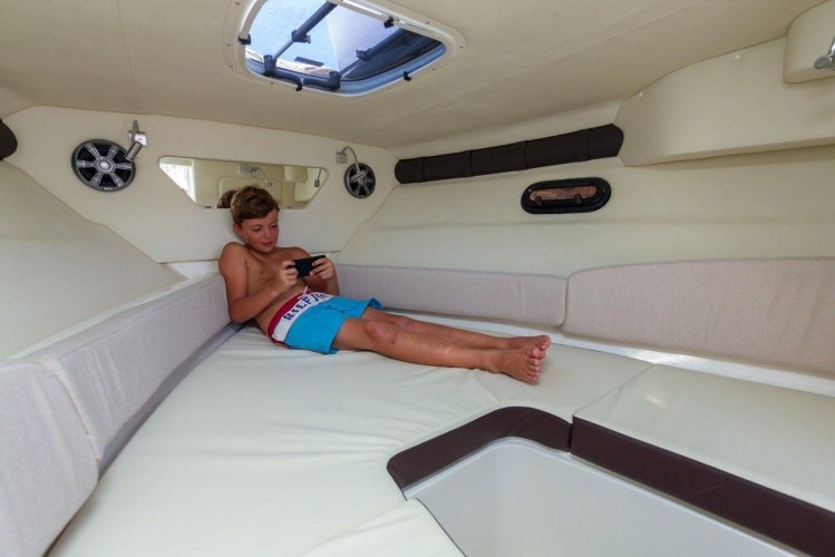 foto: 5 Sea Ray Sun Sport 250