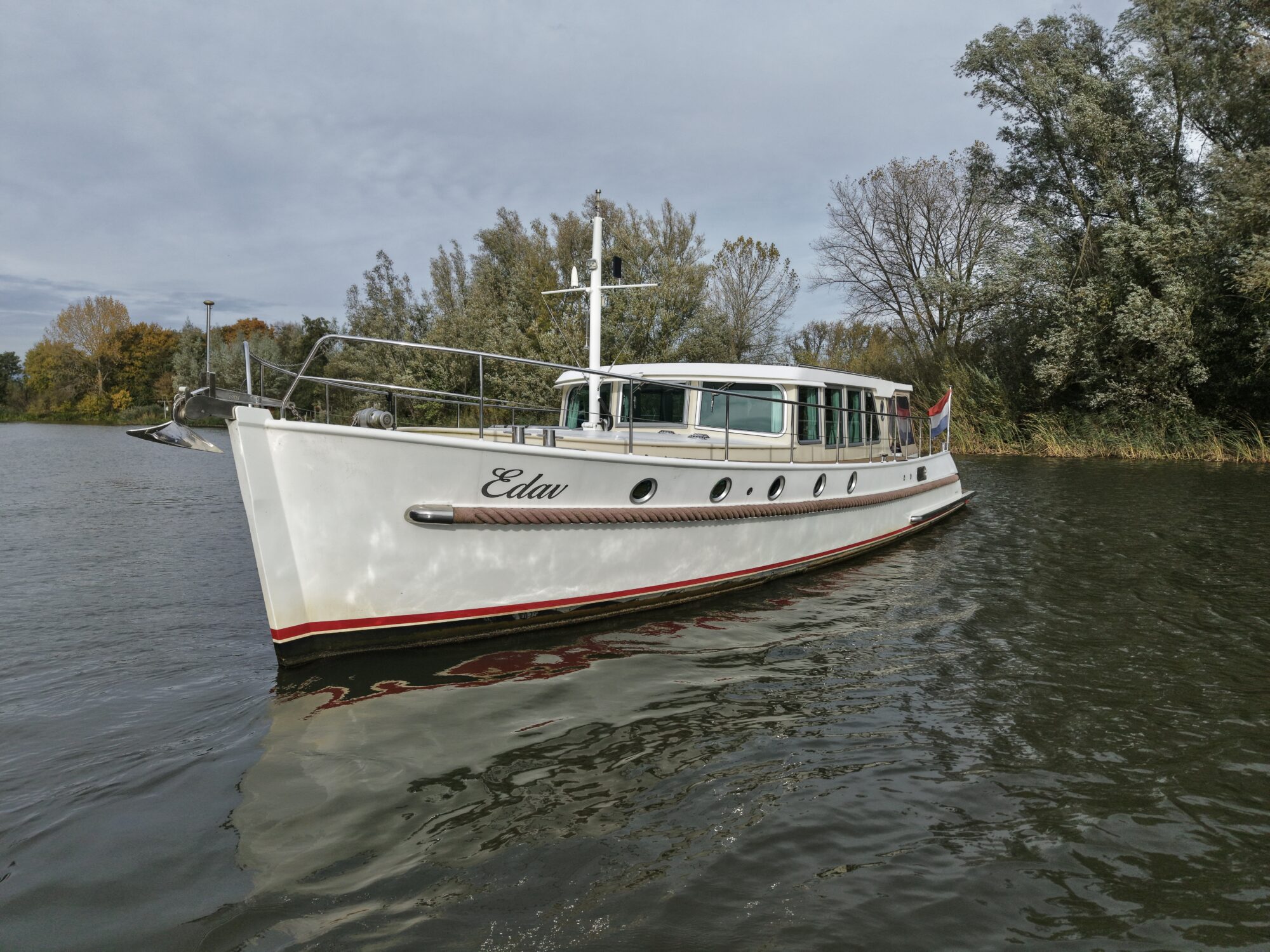 foto: 112 Serious Yachts Serious Yachts Gently Low Bridge 45 Sedan