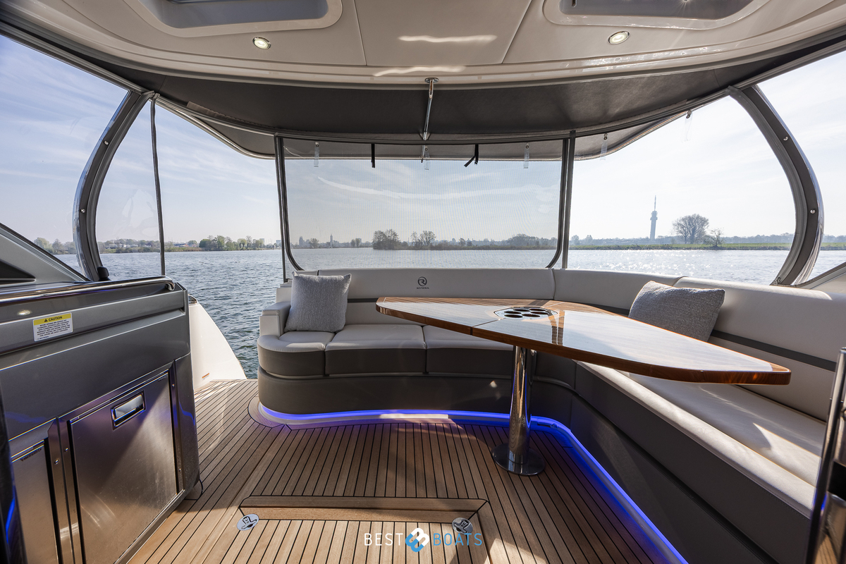 foto: 47 Riviera 4600 SPORT YACHT-PLATINUM EDITION