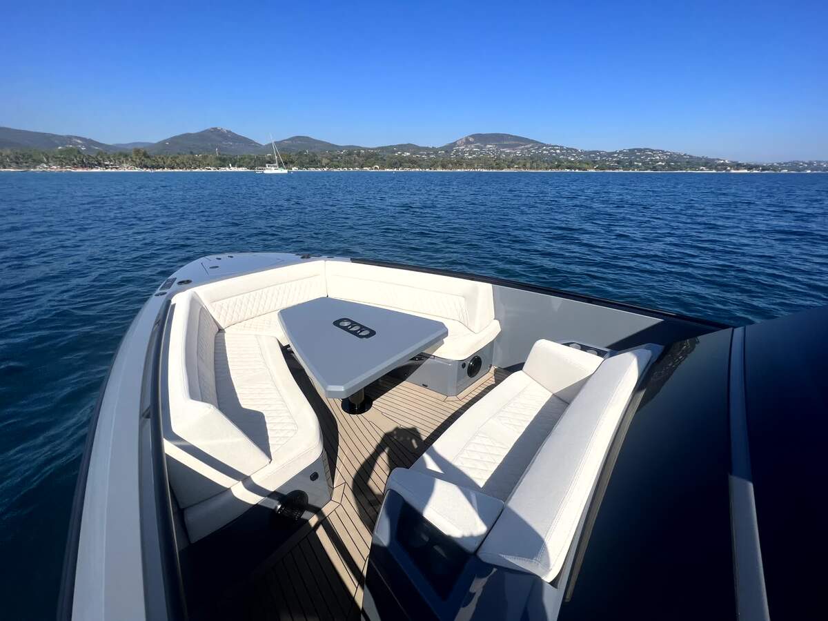 foto: 11 Vanquish  40 Sports Line